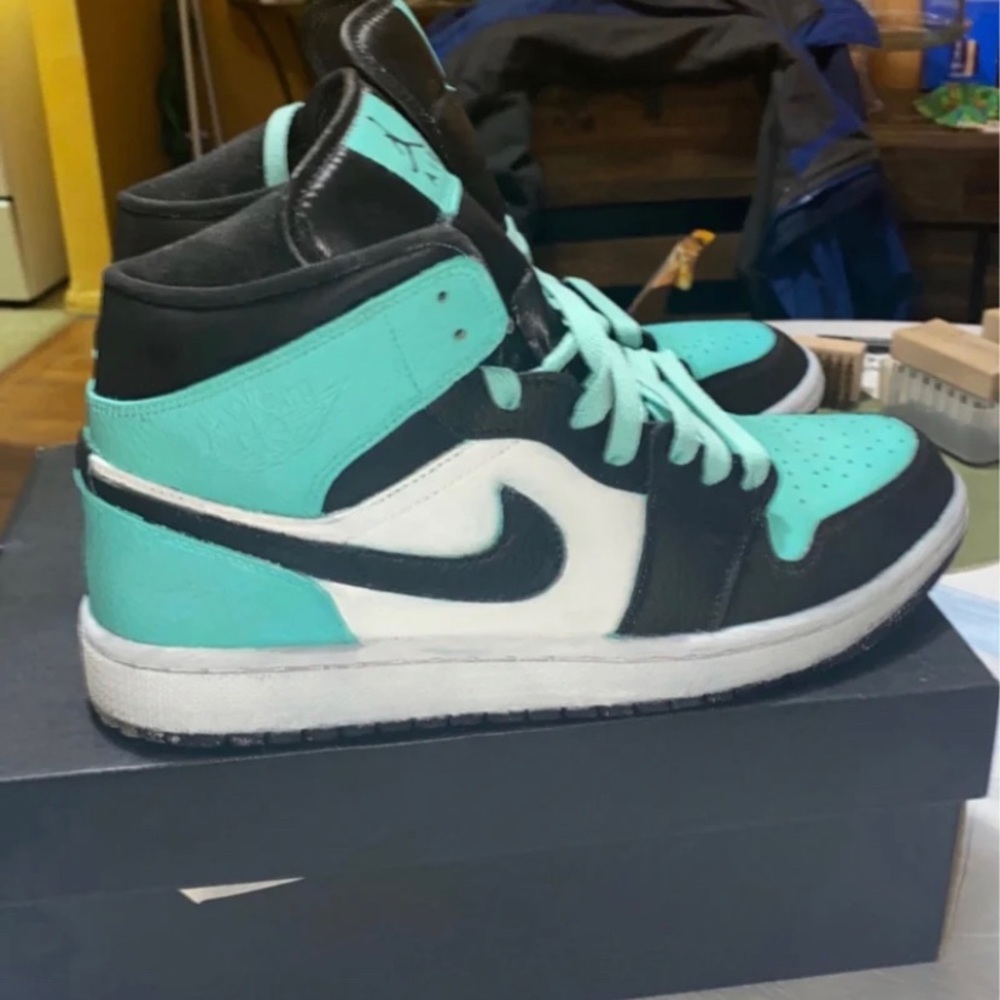 Air Jordan 1 Mid (customs)